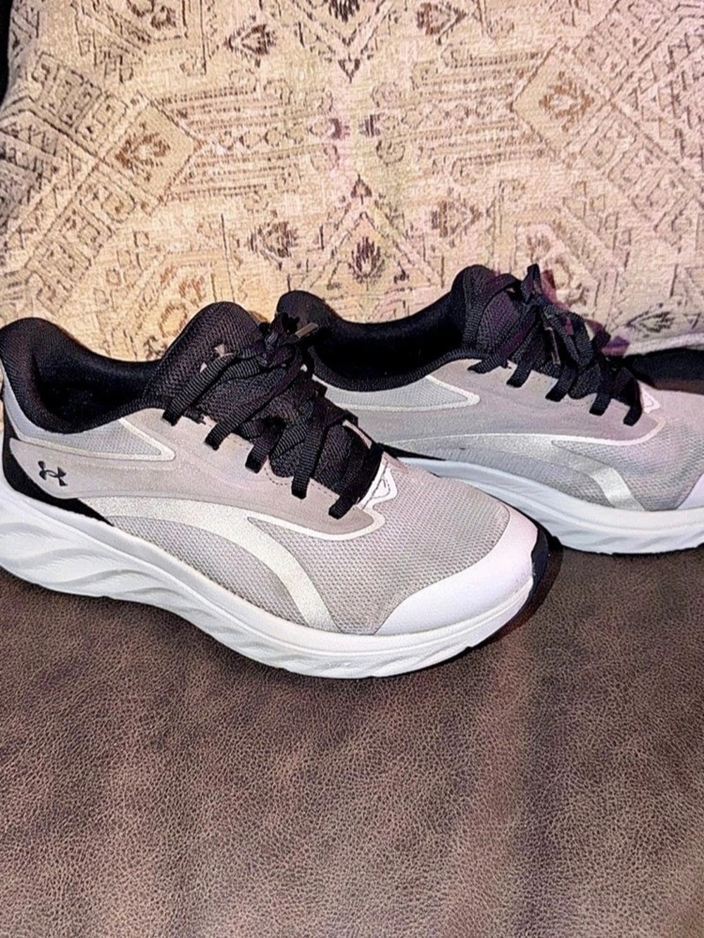 Under Armour Charged Assert 10 Athletic Shoes Gray & White US 6.5Y Kids